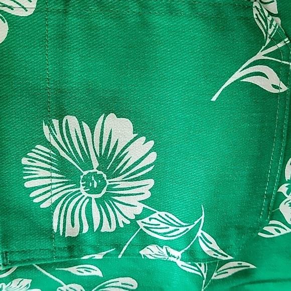 Entro Green and White Cargo Shorts with Floral Design - Picture 6 of 8